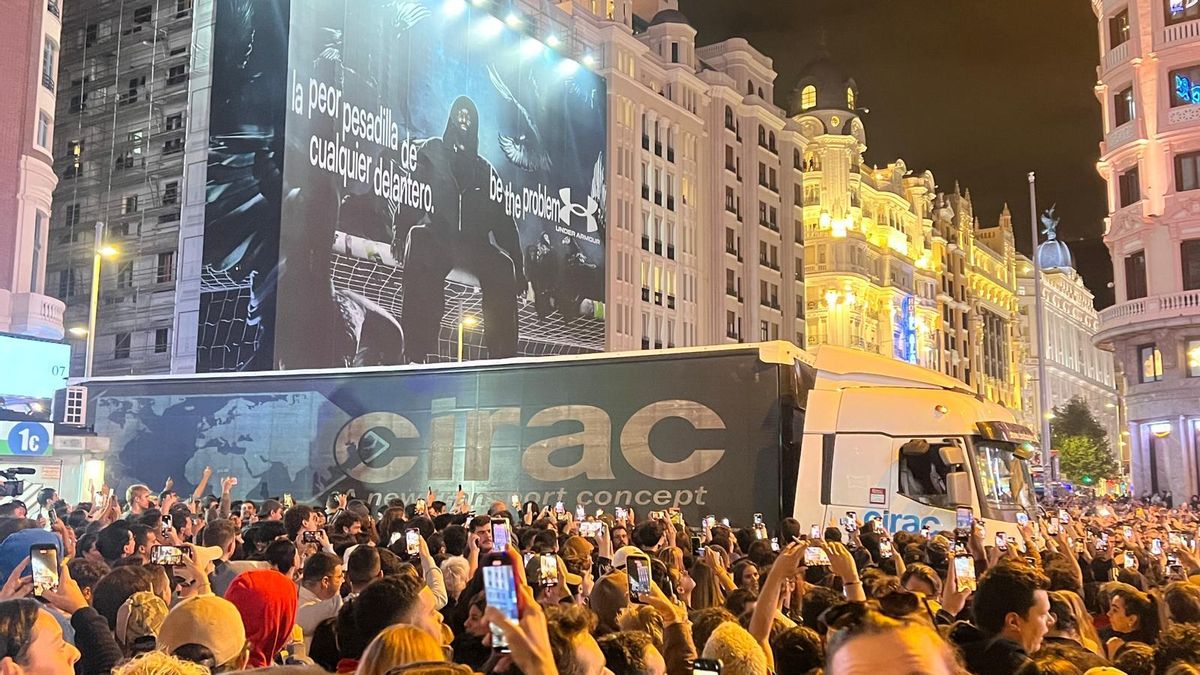 Un camión de grandes dimensiones irrumpió de pronto en la zona peatonal de una plaza de Callao atestada de gente que había acudido al evento sorpresa de Rosalía.