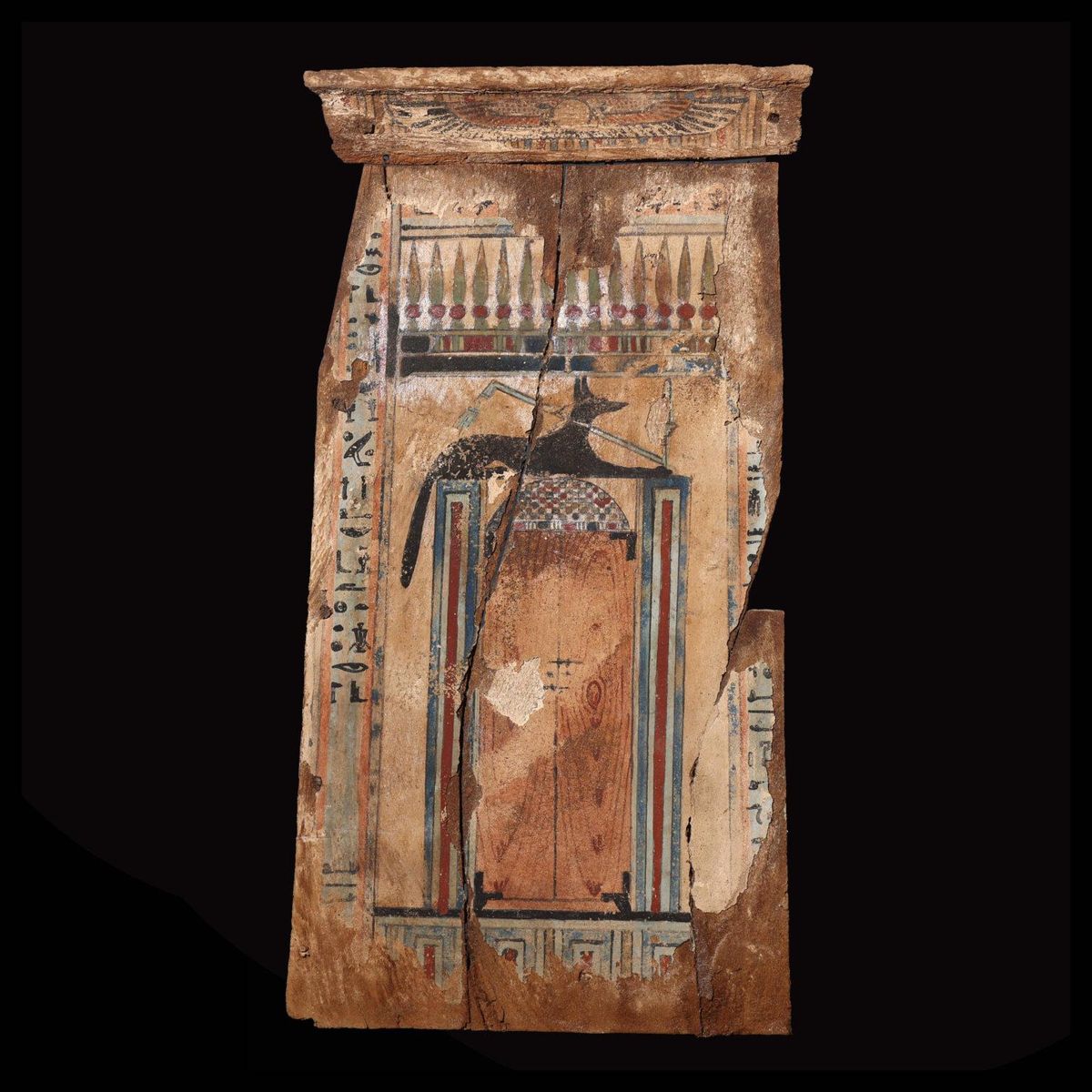 Panneau polychrome d'un coffre funéraire égyptien de la Basse Époque (722-332 av. J.-C.) avec Anubis allongé, symbole de protection et de vie éternelle, en vente à la Galerie F. Cervera.