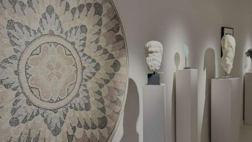 Varias piezas arqueológicos en la Galería F. Cervera de Barcelona.