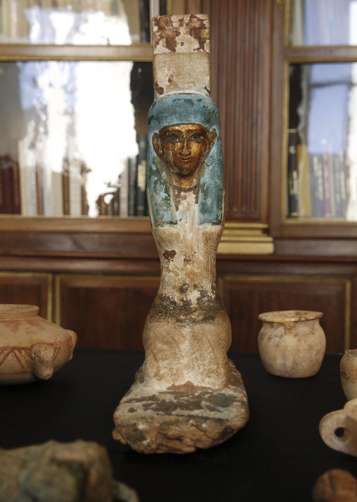 Une tête représentant la déesse Sekhmet, vieille de 3 800 ans, et 35 autres pièces, également vieilles de trois millénaires, ont été récupérées par la Garde civile après avoir été pillées en Égypte par un réseau dédié à cette activité illicite.