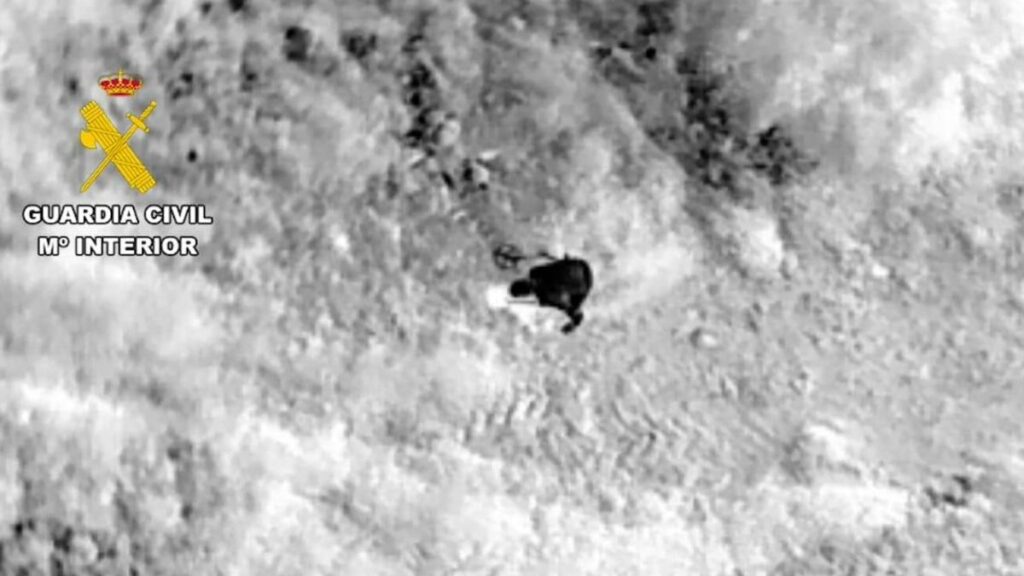 Un detectorista es pillado 'in fraganti' por la cámara de un dron cuando cometía un expolio arqueológico en un yacimiento de Cáceres.