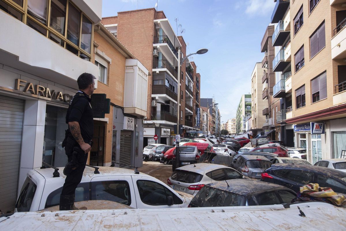 Voitures empilées dans les rues d’Alfafar, sur une image prise le 31 octobre 2024.
