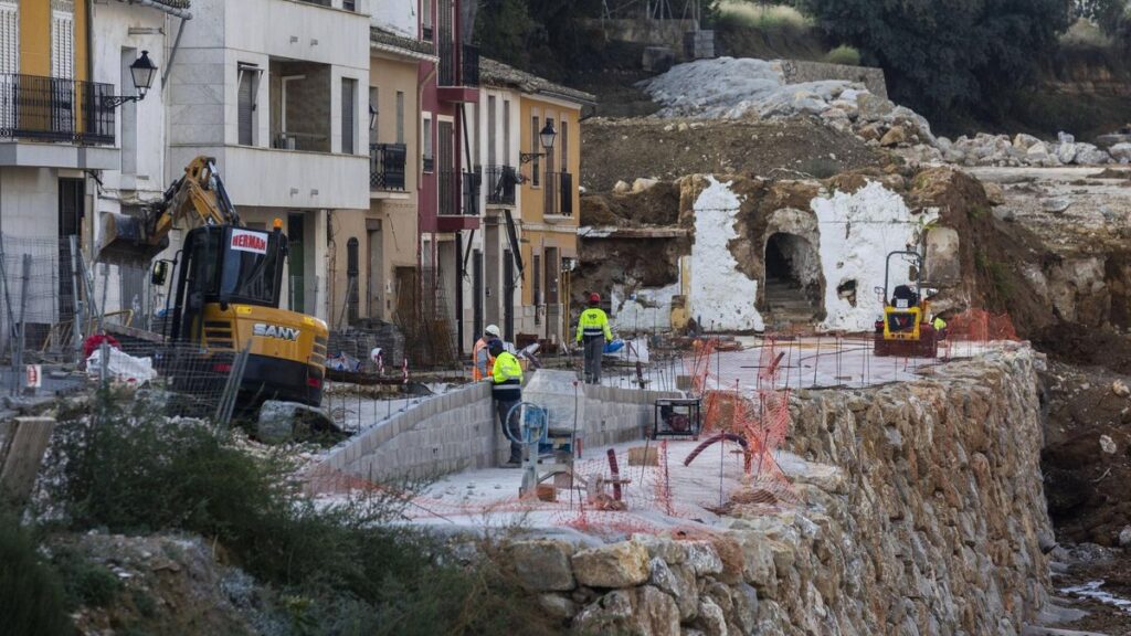 Trabajos de reconstrucción en el barranco del Poyo en Chiva.
