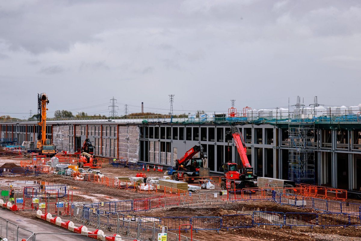 Photographie qui montre la taille du centre de données en construction à Newport.