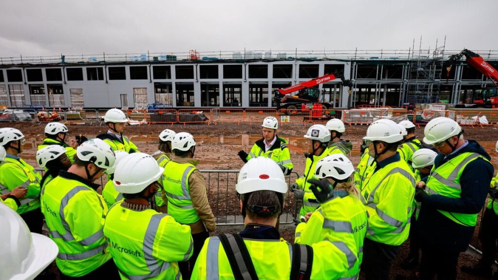 Visita de un grupo de periodistas a las instalaciones en construcción de Microsoft en Newport, Gales, el pasado martes.