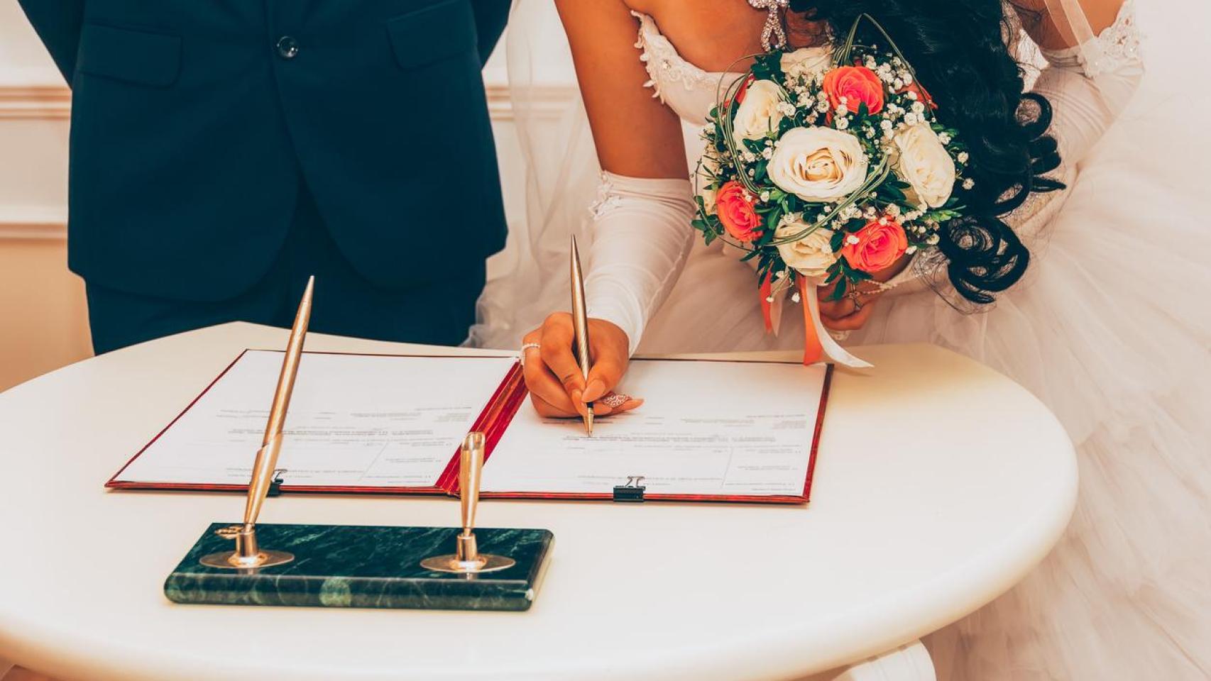 Un avocat, sur le mariage en communauté : "Si vous gagnez 2 000 € par mois, oubliez votre salaire, tout est divisé à 50 %"