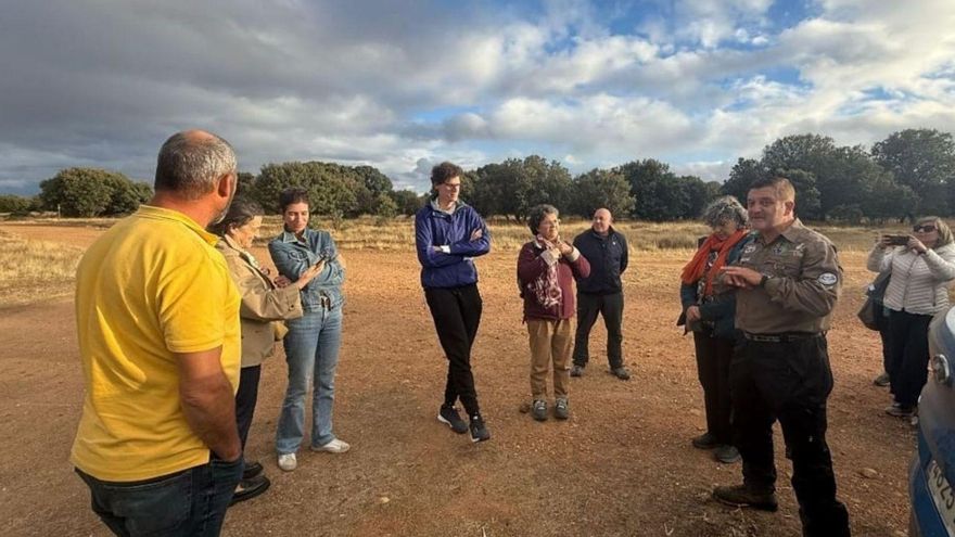 El micólogo, a la derecha, con un grupo de extranjeros en el Parque Micológico de San Pedro de Ceque.