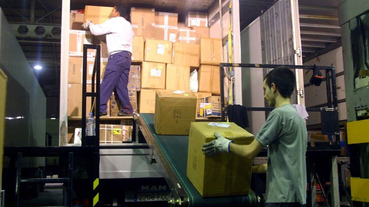 Empleados de una empresa de transporte de paquetería de Barcelona.