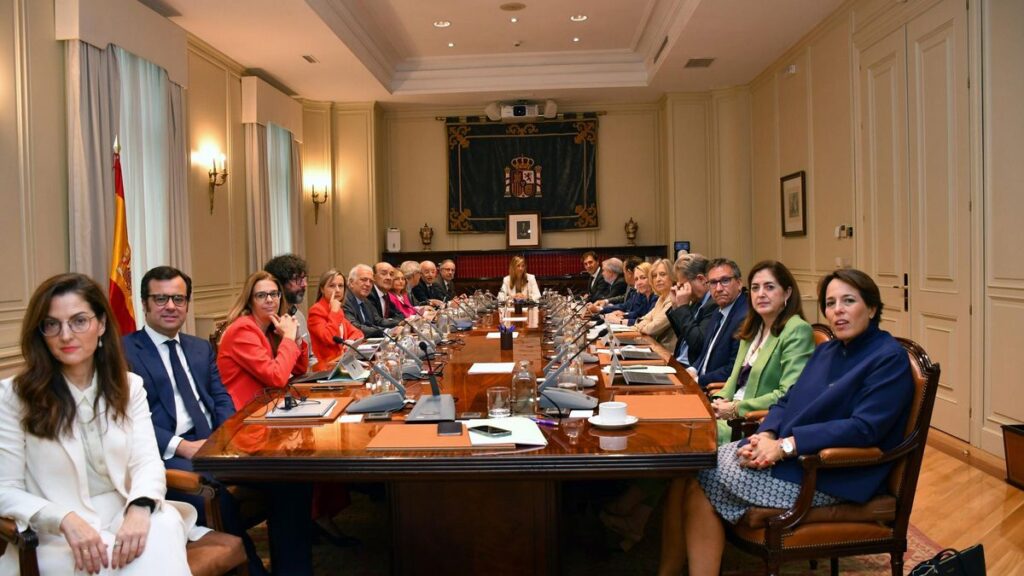 La presidenta del Tribunal Supremo y del Consejo General del Poder Judicial, Isabel Perelló (c), preside el primer pleno del nuevo Poder Judicial, en la sede del Consejo General del Poder Judicial (CGPJ), a 25 de septiembre de 2024, en Madrid (E