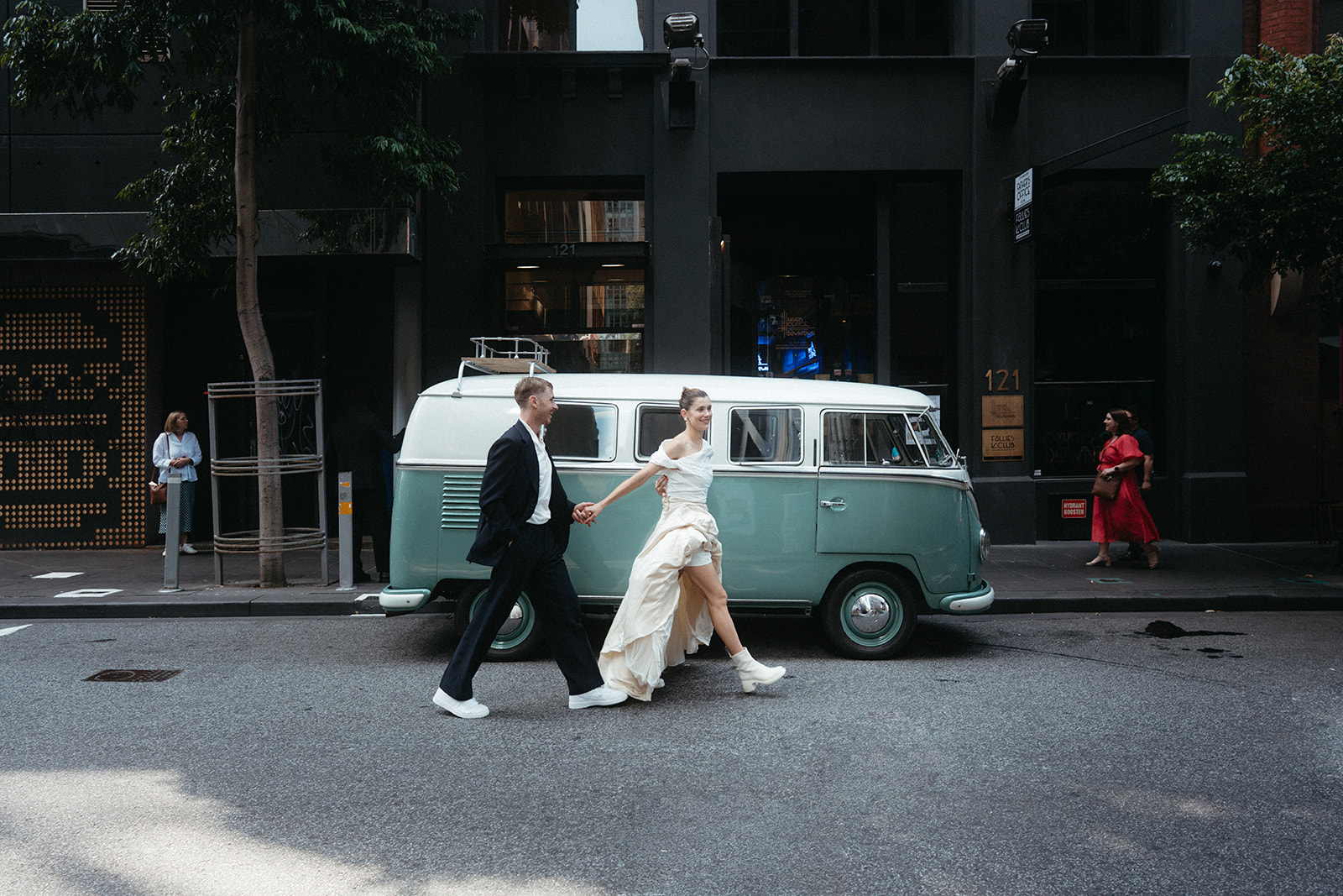 Le mariage d'Emily + Milan à Melbourne à la maison