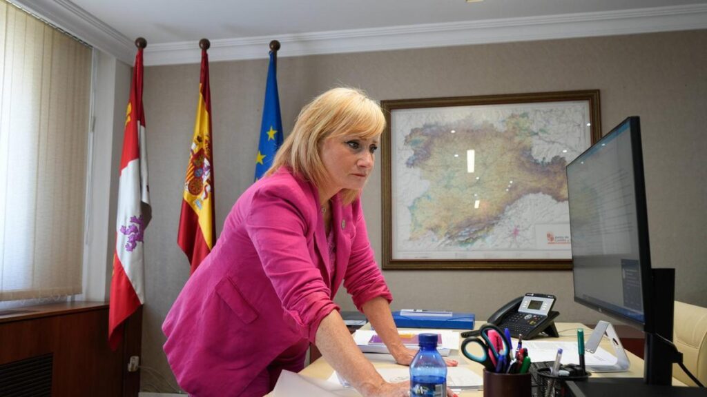 Leticia García trabaja en su despacho de la Consejería.