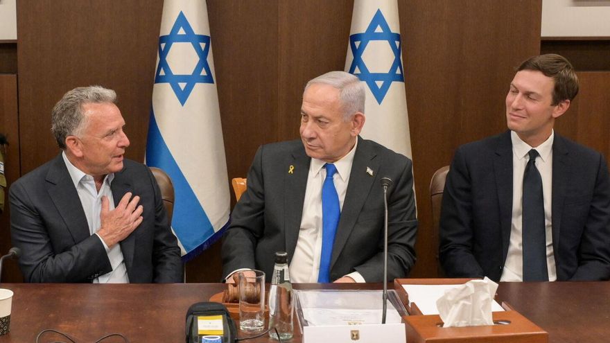 Benjamín Netanyahu, en el centro, junto al enviado de Donald Trump para Oriente Proximo, Steve Witkoff, y el yerno de Donald Trump, Jared Kushner, este jueves, en una iamgen facilitada por el Gobierno de Israel.