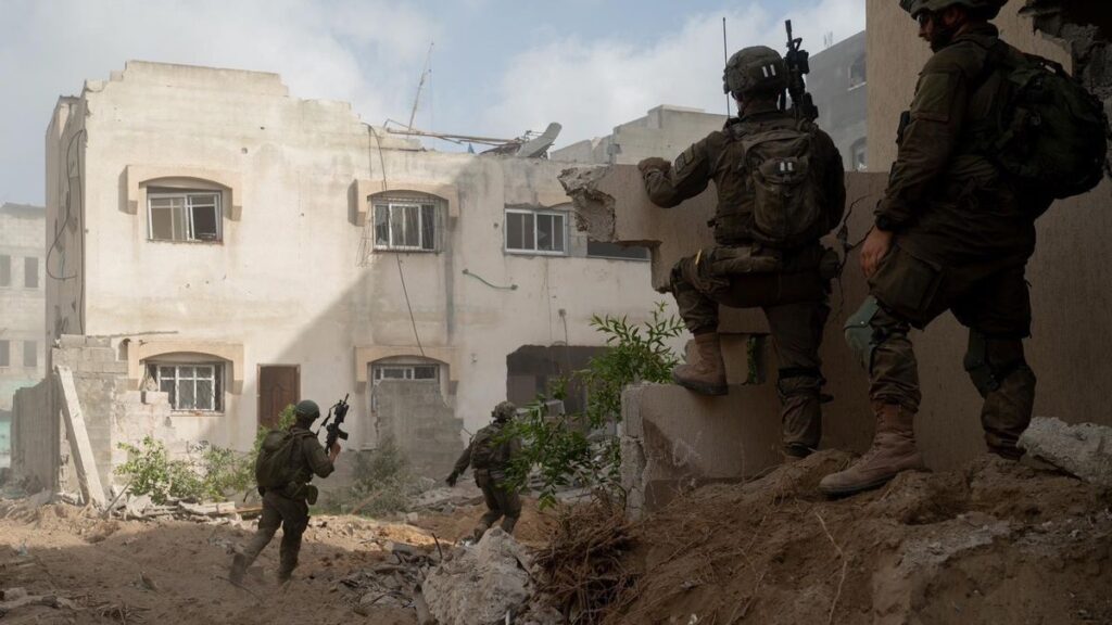 Militares isarelíes en el barrio de Sheyaiya, en Ciudad de Gaza.