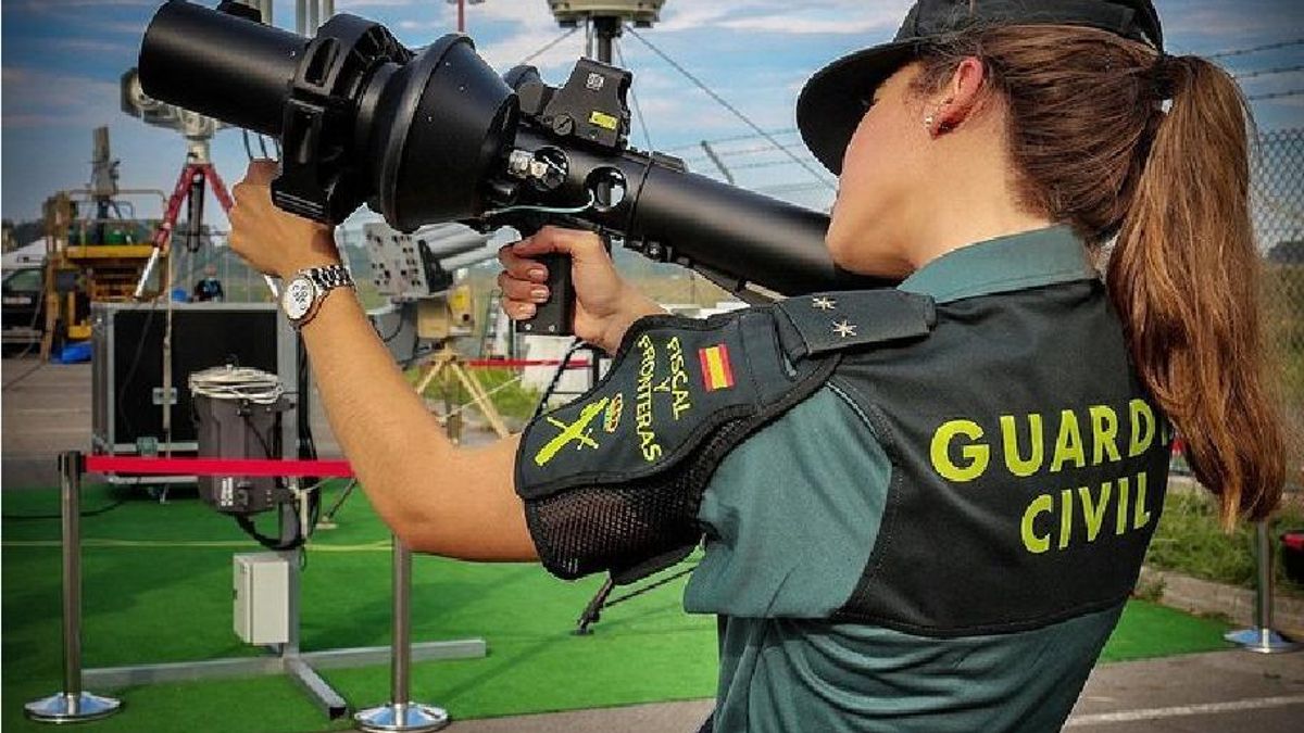 Una guardia civil prueba un nuevo fusil de interceptación de drones