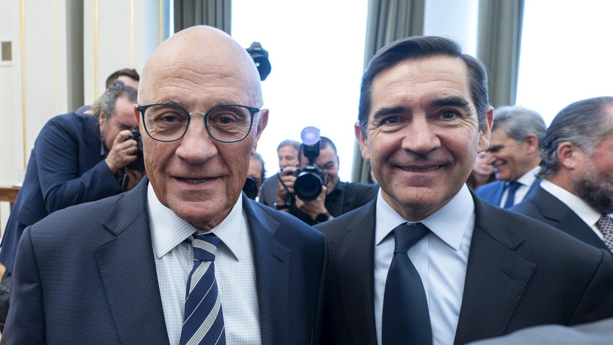 El presidente del Sabadell, Josep Oliu, y el del BBVA, Carlos Torres, hace un año en el Banco de España.