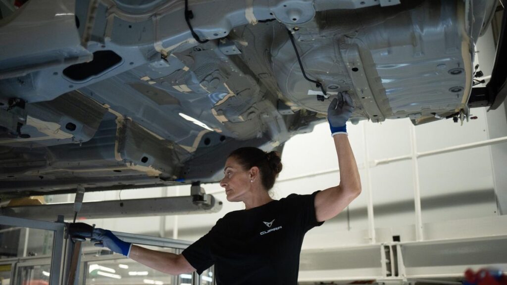 Archivo - Una empleada trabajando en una fábrica de automóviles