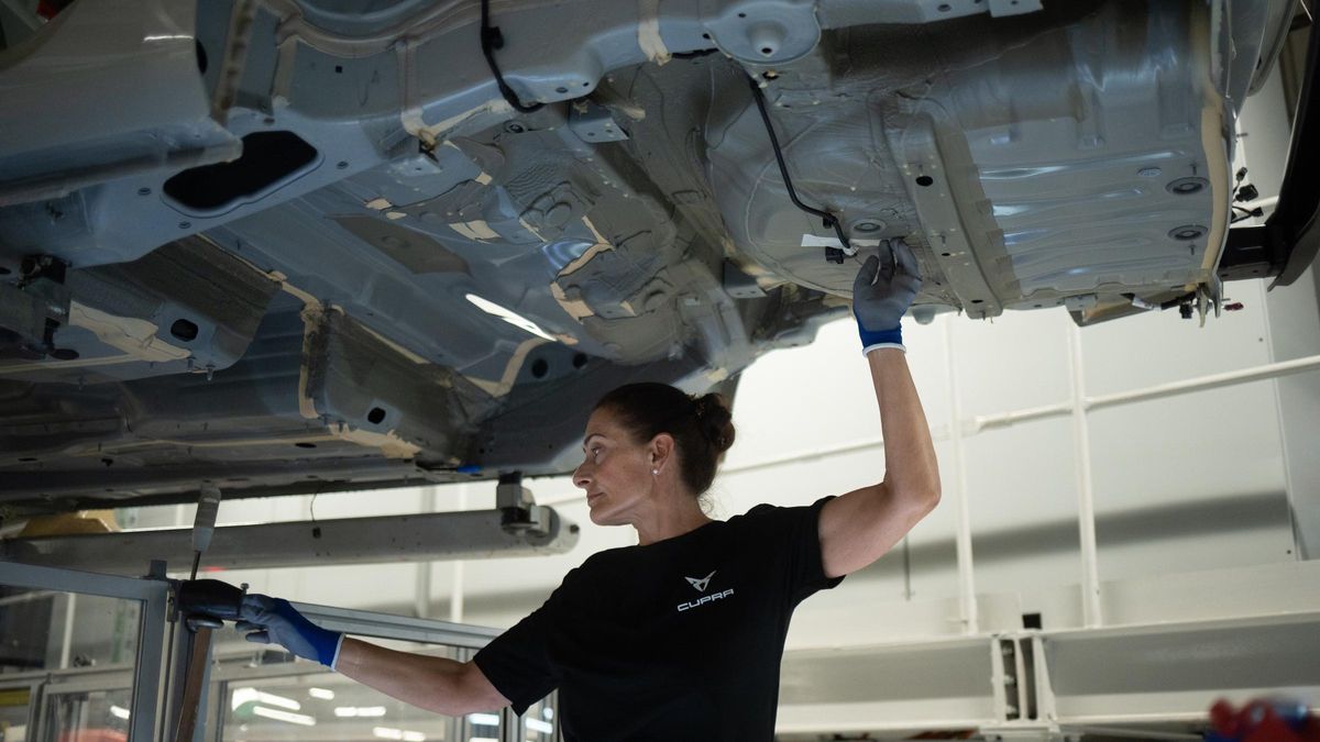 Archivo - Una empleada trabajando en una fábrica de automóviles