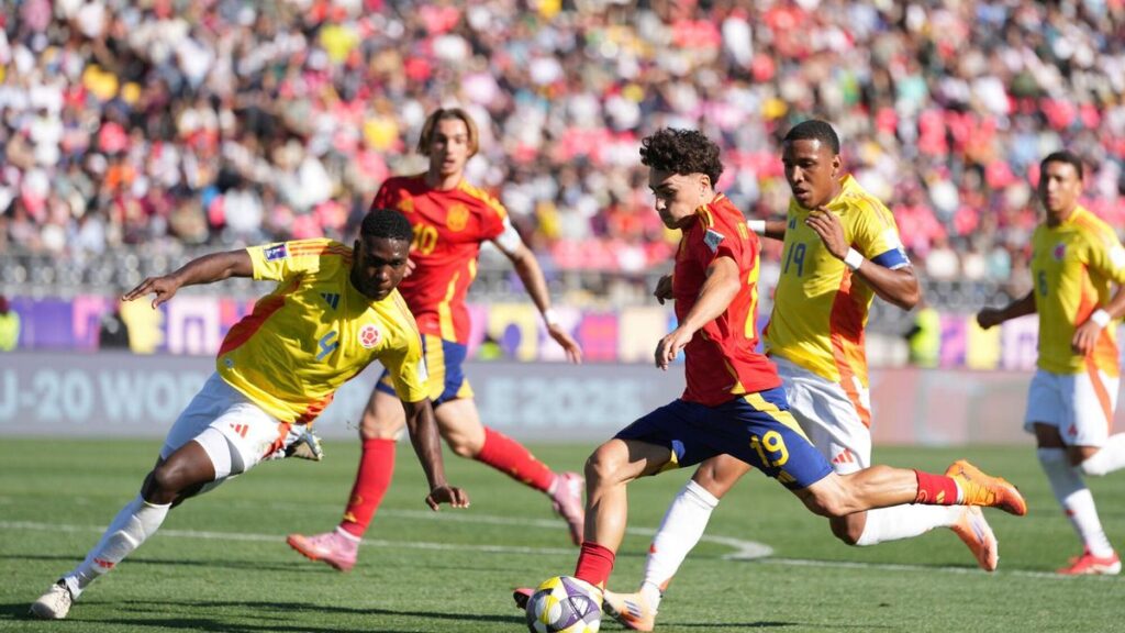 Jan Virgili dispara en un jugada del partido de cuartos de final del Mundial sub-20 ante Colombia en Chile
