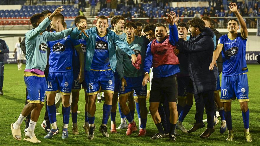 Los jugadores del Ourense celebran su pase tras ganar al Oviedo.