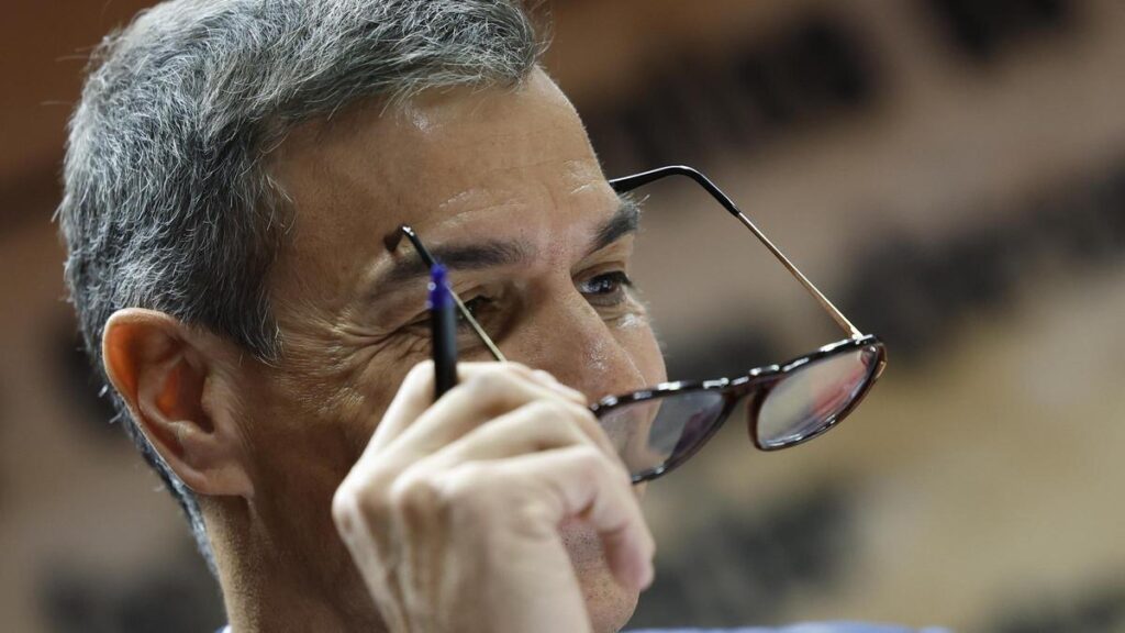 El presidente del Gobierno, con gafas, este martes en el Senado.