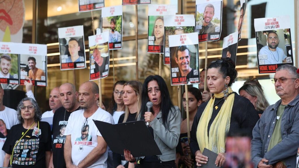 Einav Zangauker, madre del rehén israelí Matan, y otras familias de rehenes retenidos por Hamás en Gaza, en la llamada "Plaza de los Rehenes", en Tel Aviv, Israel, el 11 de octubre de 2025. EFE/ABIR SULTAN