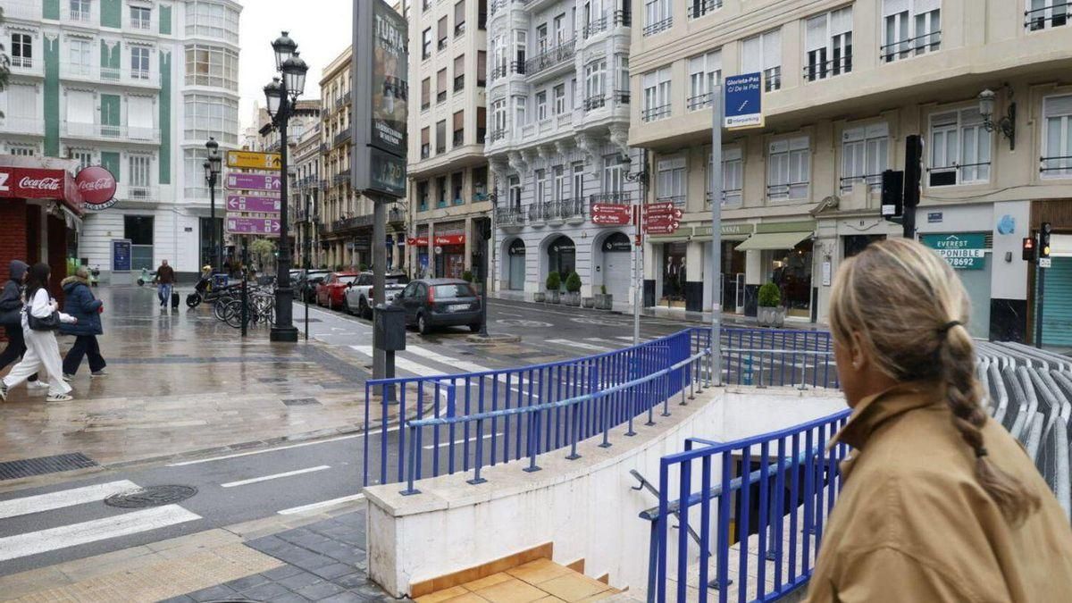 Acceso al aparcamiento público en un extremo de la calle de La Paz de Valencia.