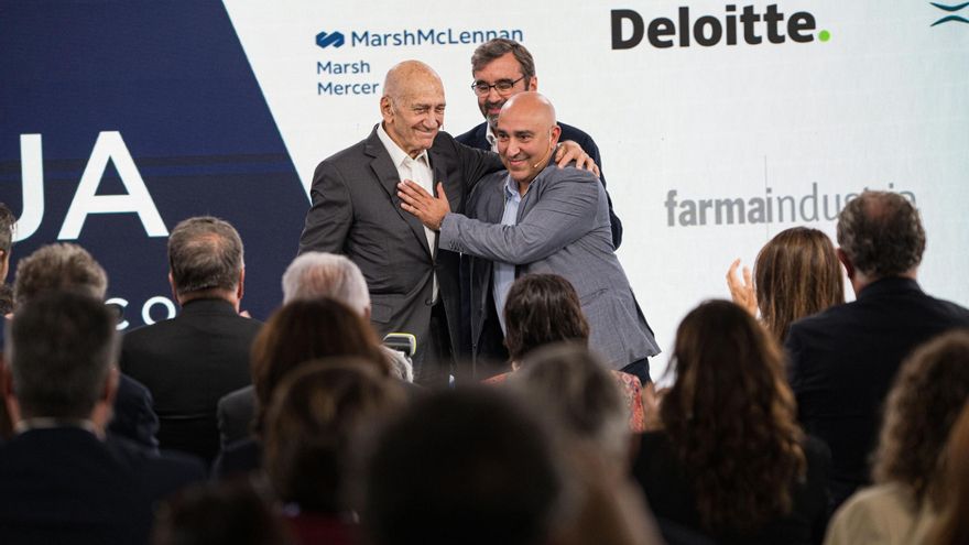 El ex primer ministro de Israel Ehud Olmert y el activista palestino de Jerusalén Samer Abdelrazzak Sinijlawi en el Foro La Toja Vínculo Atlántico.