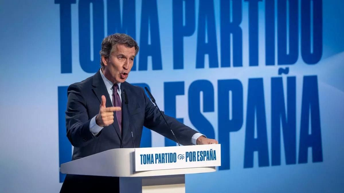 El presidente del PP, Alberto Núñez Feijóo, presenta el plan de inmigración en Barcelona.