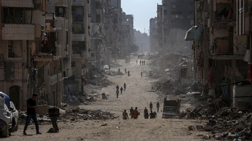 Palestinos regresan a lo que queda de sus barrios.