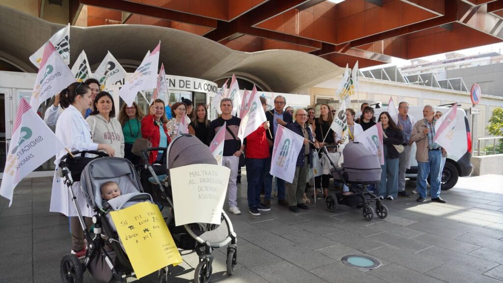 Los huelguistas se concentran a la entrada del Virgen de la Concha.