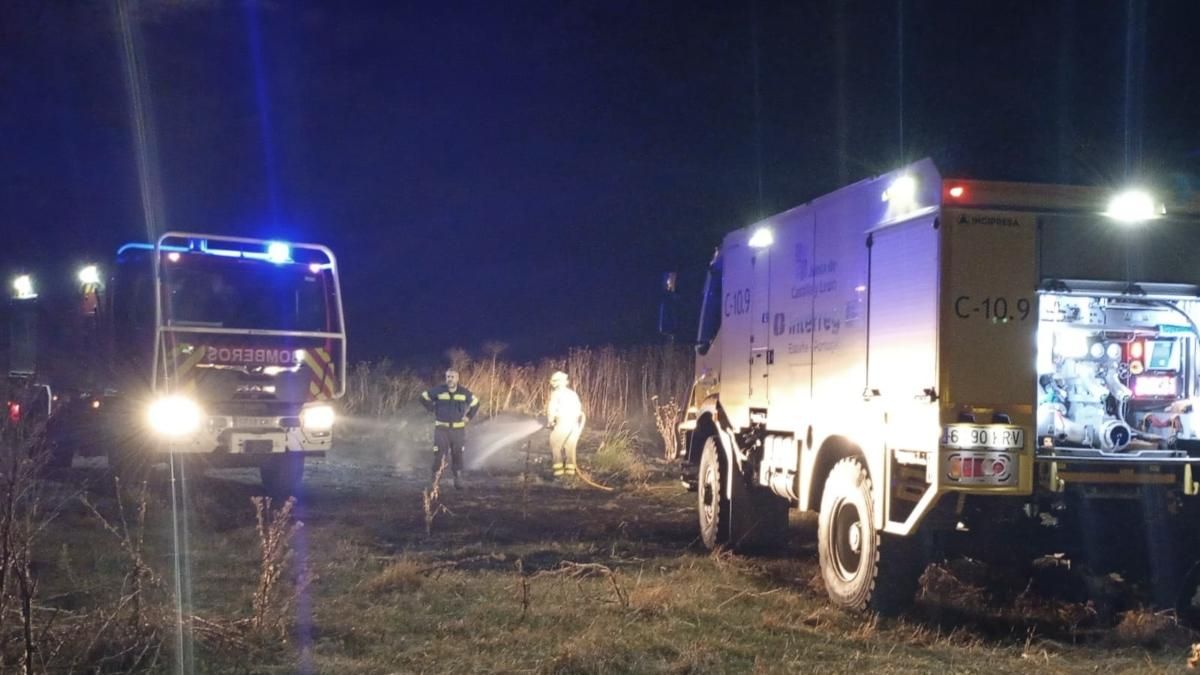 El operativo de extinción trabajando en Revellinos
