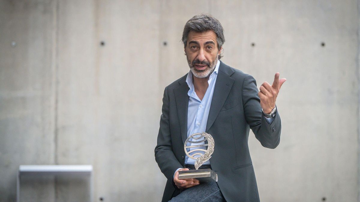 Juan del Val posa con el Premio Planeta