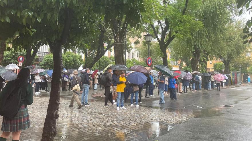 Las paradas de Tussam en Ponce de León se encuentran abarrotadas de pasajeros por la lluvia.
