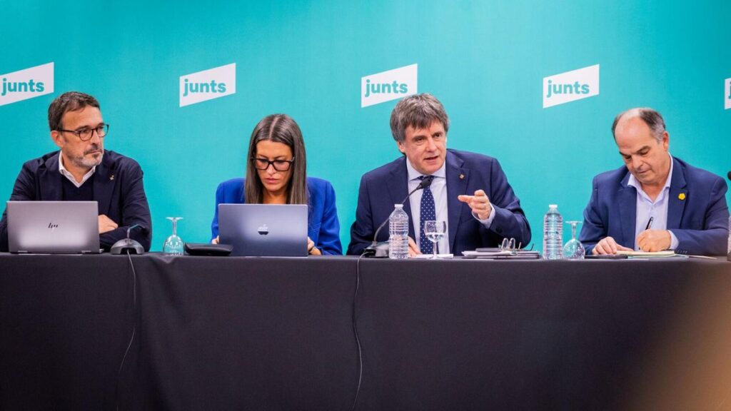 La portavoz de Junts en el Congreso, Miriam Nogueras (2i); el expresidente de la Generalitat y líder de Junts, Carles Puigdemont (2d), y el secretario general de Junts, Jordi Turull (1d), durante una reunión de la cúpula de Junts, en en el espacio Les 5 Éléments, a 27 de octubre de 2025, en Perpignan (Francia).Puigdemont ha reunido a la dirección de Junts para decidir si rompen con el PSOE, decisión que probablemente someterán a votación de la militancia. 27 OCTUBRE 2025 JuntsxCat 27/10/2025. CARLES PUIGDEMONT;JORDI TURULL;MIRIAM NOGUERAS;JuntsxCat
