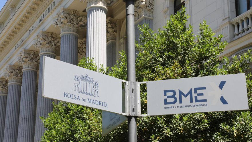 Señal de la Bolsa de Madrid frente a la fachada del edificio, en Madrid (España)