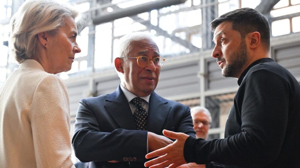 Archivo - Los presidentes del Consejo Europeo, António Costa, y de la Comisión Europea, Ursula von der Leyen, escuchan al presidente de Ucrania, Volodimir Zelenski, a su llegada a una cumbre de líderes de la UE en Bruselas.