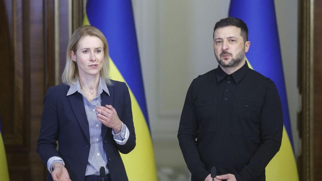 Kiev, 13/10/2025. - El presidente de Ucrania, Volodímir Zelenski (D),, quien se reunió hoy con la jefa de la diplomacia de la UE, Kaja Kallas (I), visitará en Washington a su homólogo de EE.UU., Donald Trump, el viernes, en un encuentro presentado este lunes por el mandatario ucraniano que servirá para analizar la defensa aérea y las capacidades de largo alcance, además de para mantener contactos con empresarios y políticos estadounidenses. EFE/EPA/SERGEY DOLZHENKO