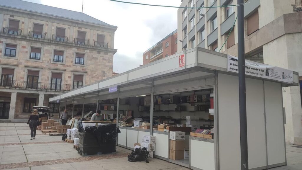 Libreros en plena labor de montaje de sus puestos.