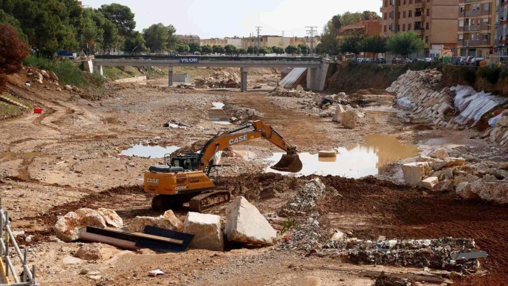 Las decenas de cauces y barrancos por los que discurrieron las riadas el pasado 29 de octubre de 2024 siguen siendo una de las evidencias más obvias de la magnitud de la tragedia y de la devastación.
