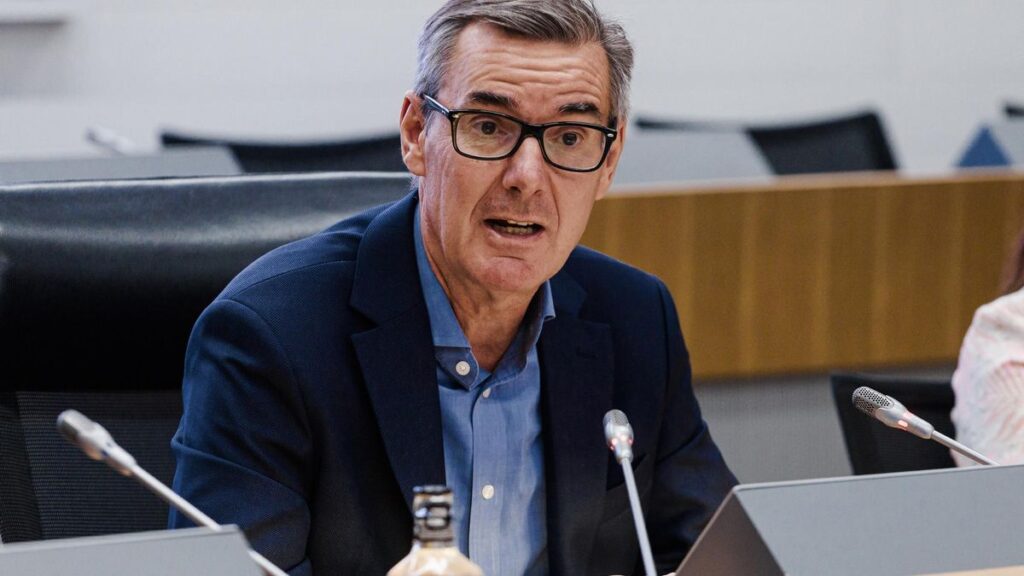 El presidente de la CNMV, Carlos San Basilio, inaugura una jornada, a 15 de septiembre de 2025, en Madrid (España).