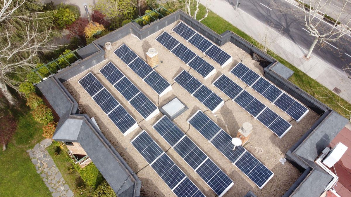 Placas solares de autoconsumo en una azotea de Majadahonda