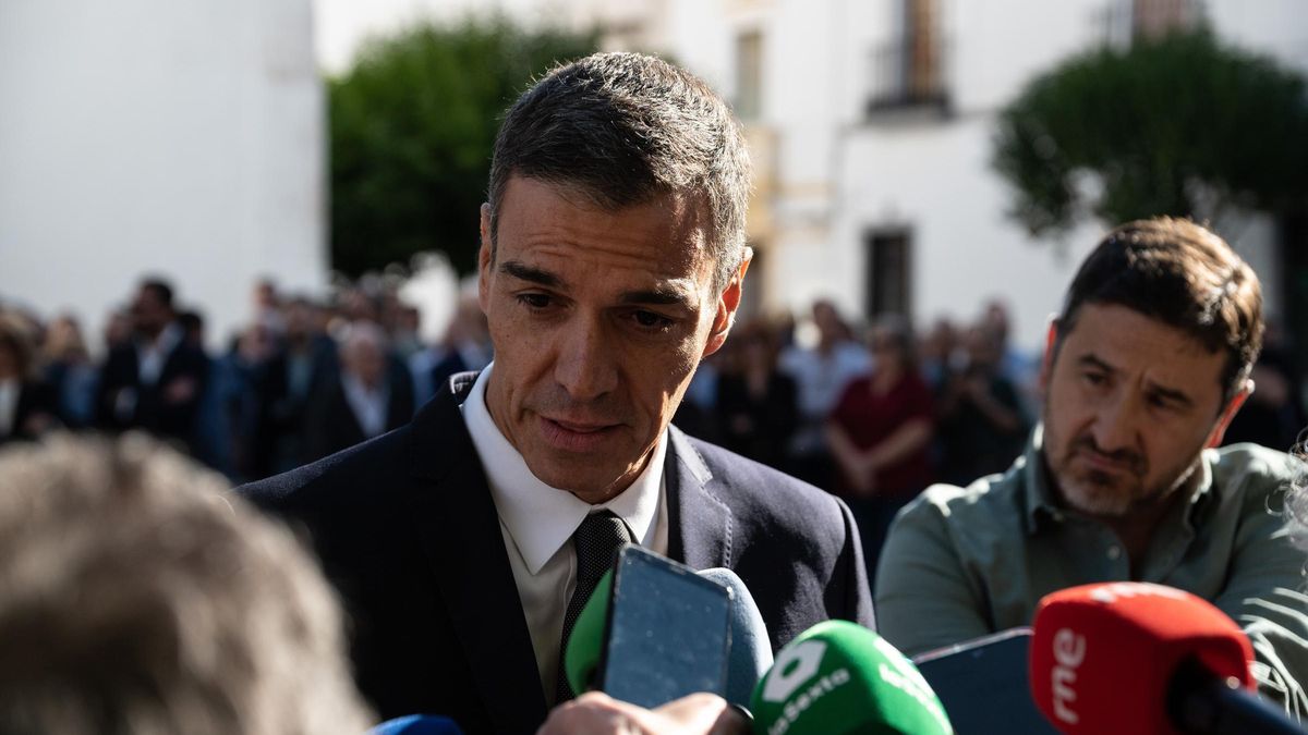 El presidente del Gobierno, Pedro Sánchez, ofrece declaraciones a los medios a su llegada al funeral del expresidente de la Junta de Extremadura, Guillermo Fernández Vara, a 6 de octubre de 2025, en Olivenza, Badajoz, Extremadura (España).