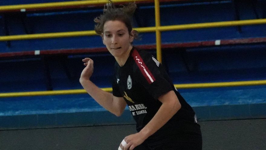 María Montalvo da un pase en un partido anterior.