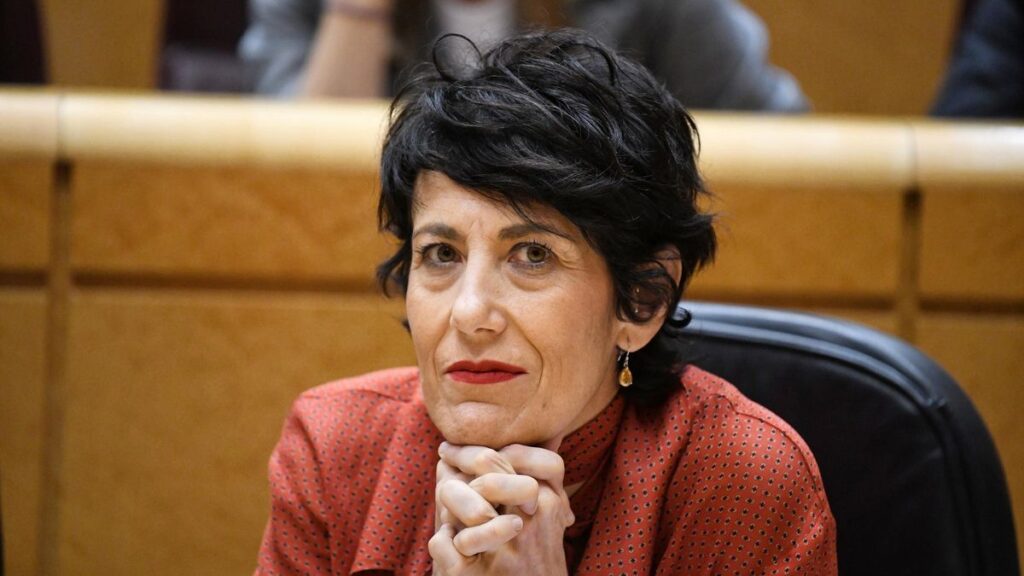 La ministra de Inclusión, Seguridad Social y Migraciones, Elma Saiz, durante una sesión de control al Gobierno, en el Senado, a 7 de octubre de 2025, en Madrid (España). Una semana más la oposición ha sometido al Gobierno a una sesión de control que se ha