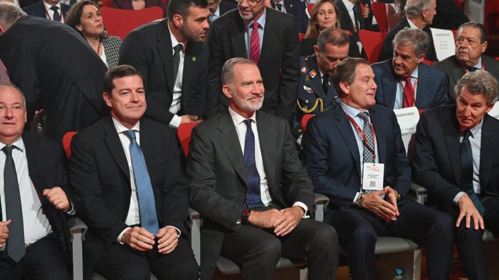 El Rey Felipe VI junto al presidente del Instituto de la Empresa Familiar, Ignacio Rivera; el ministro de Industria y Turismo, Jordi Hereu; el presidente de la Junta de Castilla y León, Alfonso Fernández Mañueco, y el presidente del Partido Popular, Alberto Núñez Feijóo.