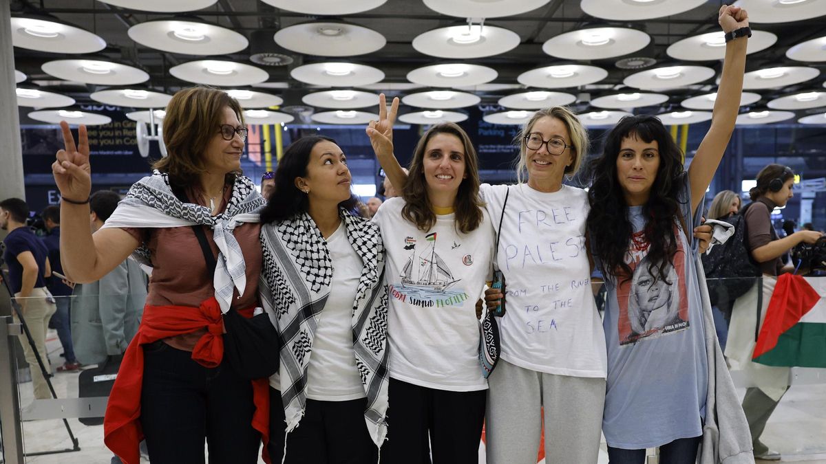 Activistas de las flotillas, este lunes en el aeropuerto de Barajas.