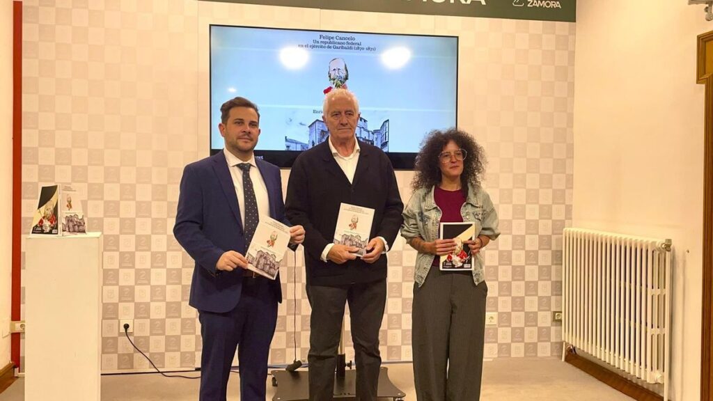 Víctor López de la Parte, el escritor Enrique Ventura y Judit Pino en la presentación del libro "Felipe Cancelo. Un republicado federal en el ejército de Garibaldi".