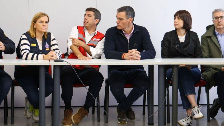 Mompó, Bernabé, Mazón, Sánchez, Morant, Arcadi  España y Susana  Camarero, en el centro de emergencias tras la dana de Valencia.