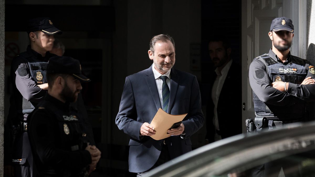 El exministro de Transportes José Luis Ábalos a su salida del Tribunal Supremo, a 15 de octubre de 2025, en Madrid (España).