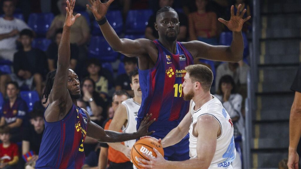 Kurucs, del Breogán, trata de pasar ante los azulgranas Cale y Fall, este sábado en el Palau.